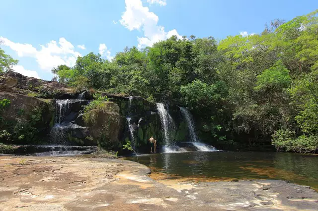 Família divide paraíso cheio de cachoeiras com quem ama natureza