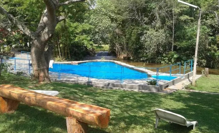 Com piscina e rio, balneário é refúgio com natureza ao redor